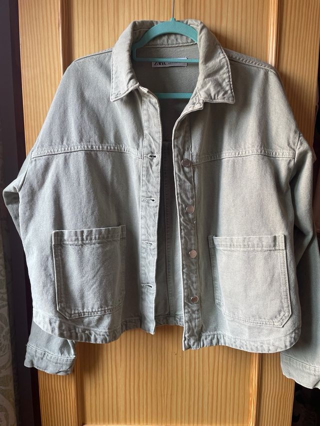 Chaqueta Zara Verde Talla M Tela tipo Vaquero.