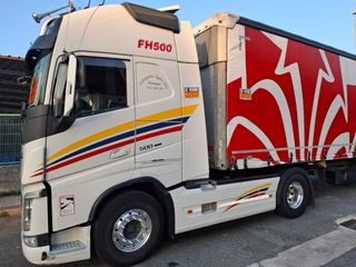 Camión Volvo y tauliner schmitz portabobinas