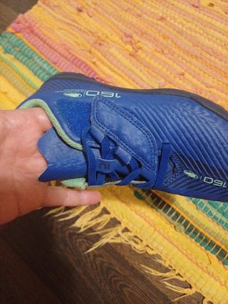 Botas de fútbol con multitacos niño. Talla 30