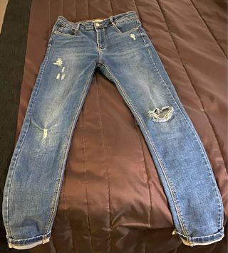 Pantalón vaquero talle alto desgastado
