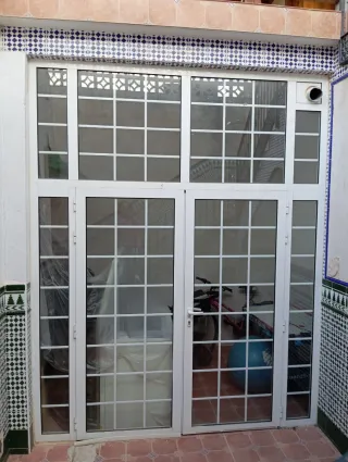 Puerta cristal balconera aluminio con fijo