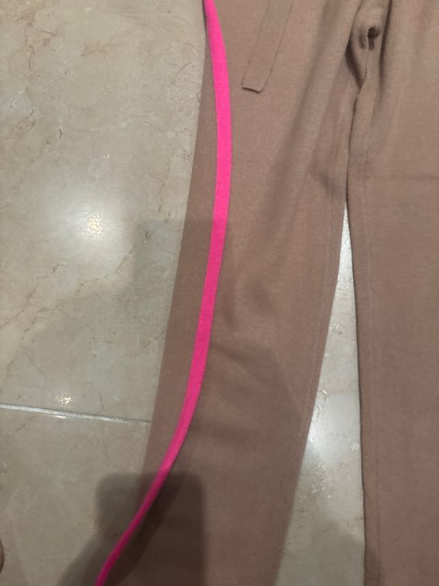 Pantalones Vilagallo marrones con detalle rosa