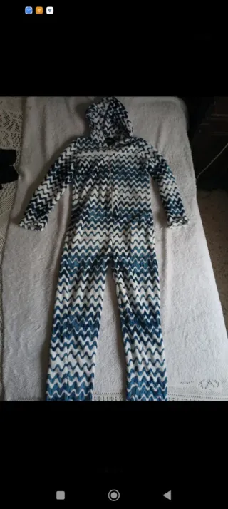 Pijama entero con capucha muy nuevo