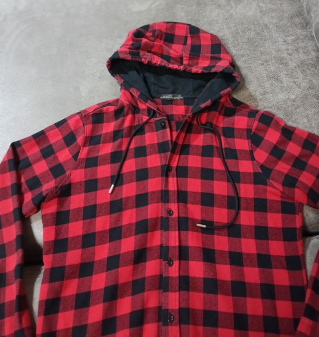 Chaqueta a cuadros roja y negra