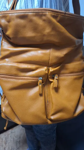Bolso de piel sintética color caramelo