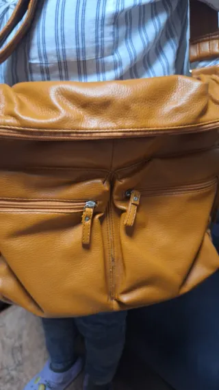 Bolso de piel sintética color caramelo