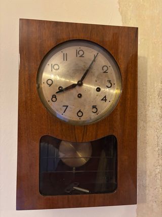 Reloj de pared antiguo de cuerda