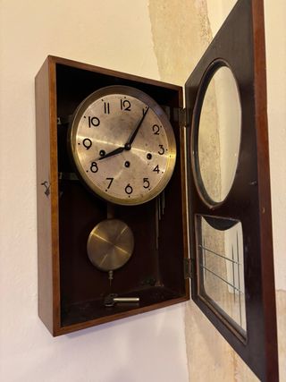 Reloj de pared antiguo de cuerda