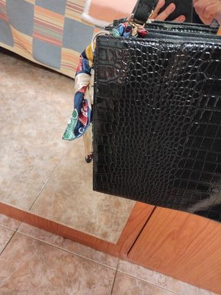 Bolso elegante estampado serpiente negro