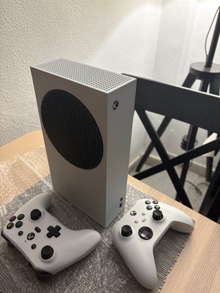 Xbox Series S 512GB + 2 Mandos Blancos