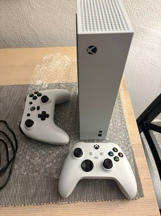 Xbox Series S 512GB + 2 Mandos Blancos