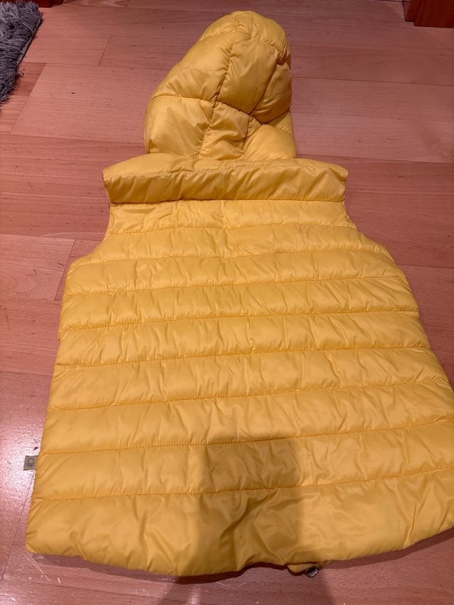 Chaleco amarillo con capucha benetton