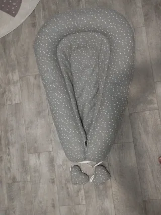 Cojín Nido Bebé Estrellas Gris