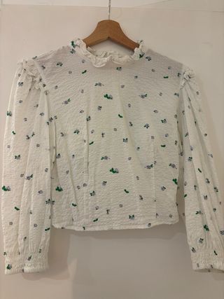Blusa blanca floral manga larga