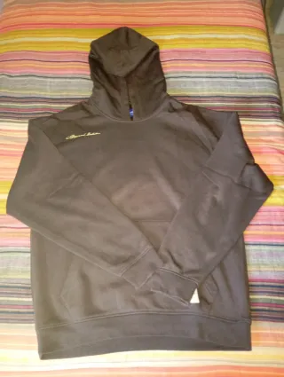 Sudadera marrón con capucha