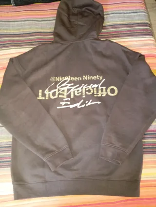 Sudadera marrón con capucha
