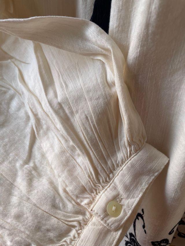 Blusa Old Navy Beige con Bordado Negro Talla L