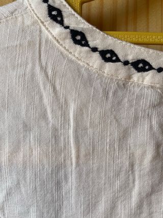 Blusa Old Navy Beige con Bordado Negro Talla L