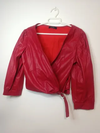 Chaquetita corta roja efecto piel