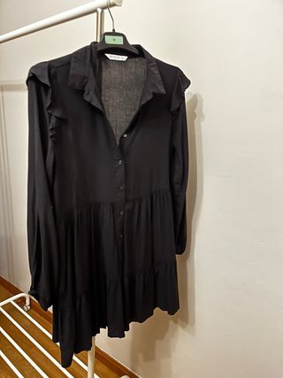 Vestido negro Stradivarius volantes talla M