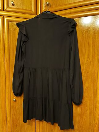 Vestido negro Stradivarius volantes talla M