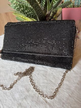 Pochette nera con strass e tracolla a catena