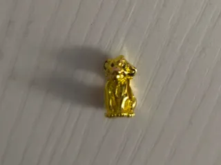 Charm Rey León Dorado