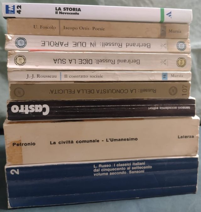 Set di 9 libri, come mostrato in fotografia.