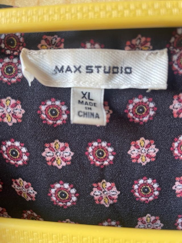 Blusa Max Studio Estampada Negra y Rosa
