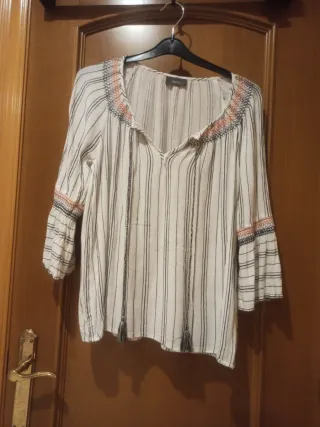 Blusa blanca con rayas y bordados