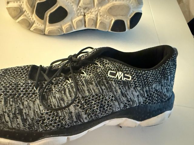 Zapatillas CMP grises y negras
