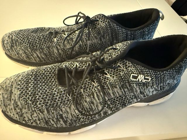 Zapatillas CMP grises y negras