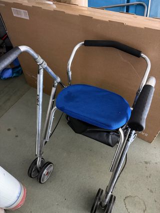 Andador con asiento azul
