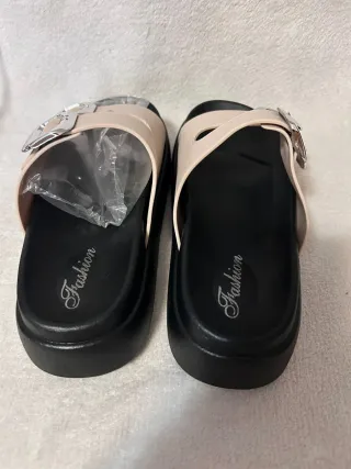 Sandalias negras con suela blanca T35