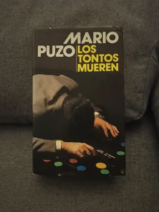 Los tontos mueren