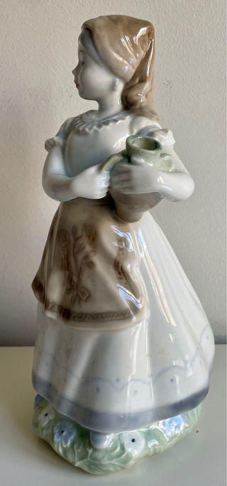 Figura porcelana mujer con cántaro