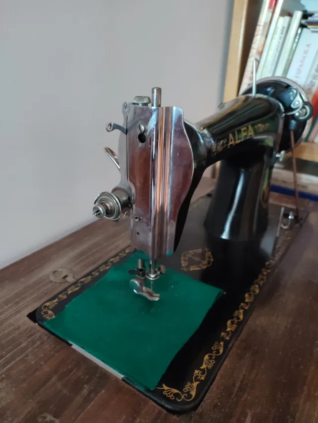 Máquina de coser Alfa antigua