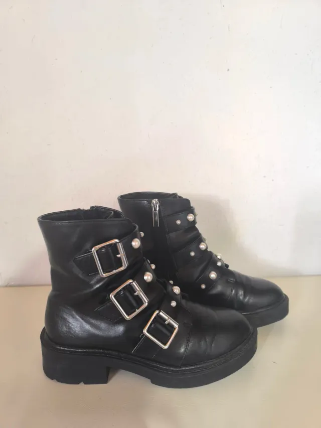 Botas negras con perlas y hebillas