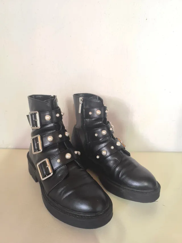 Botas negras con perlas y hebillas