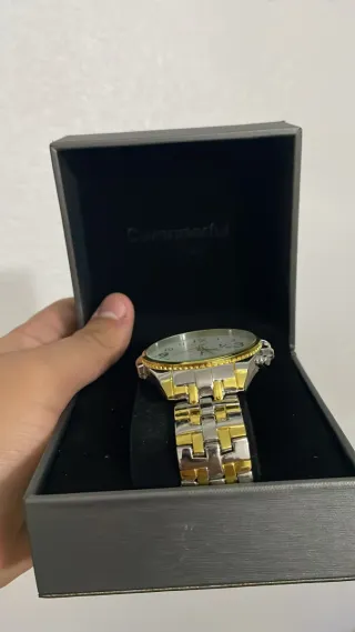 Reloj elegante dorado y plateado con caja original