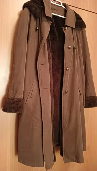 Abrigo largo marrón con detalles de pelo