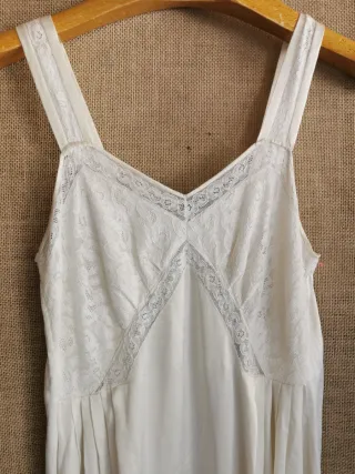 Camisón antiguo de seda  beige  con encajes 