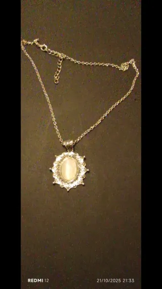 Collar con colgante ovalado piedra