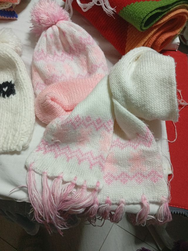 Lote gorros y bufanda tejido
