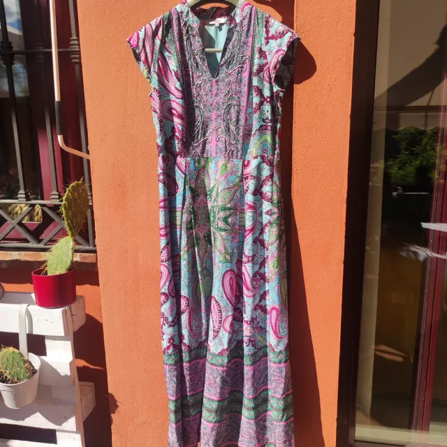 Vestido largo estampado, muy favorecedor