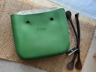 O Bag Mini Verde con Asas Marrón Chocolate