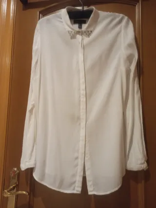 Camisa blanca con cuello adornado