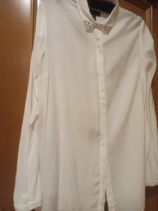 Camisa blanca con cuello adornado