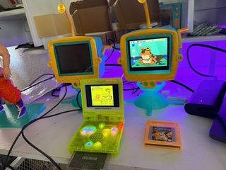 Game Boy Advance SP + Tamagotchi Kuchipatchi