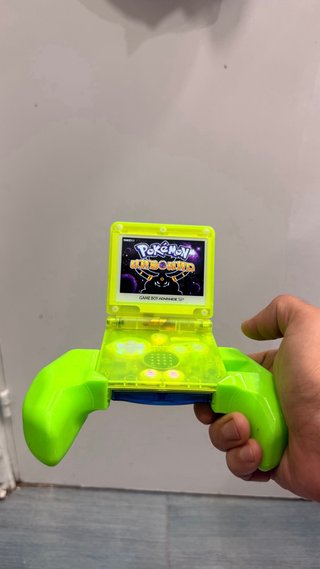 Game Boy Advance SP + Tamagotchi Kuchipatchi